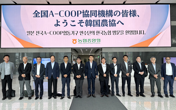 ▲잭팟 슬롯중앙회가 4일부터 6일까지 일본 전국 A-COOP협동기구 연수단을 대상으로 연수프로그램을 진행한다. 일본 전국농업협동조합연합회 츠치야 이츠시 상무(왼쪽 여섯번째),  잭팟 슬롯경제지주 마트사업본부 심민섭 상무(왼쪽 일곱번째) 등 관계자들이 기념촬영하는 모습./사진=잭팟 슬롯중앙회