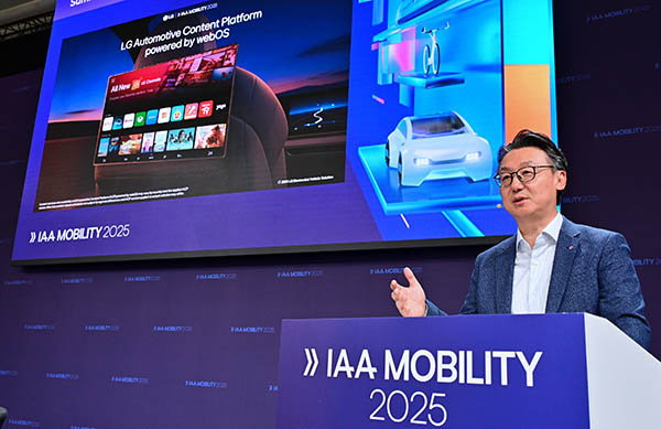 ▲은석현 슬롯 머신 확률전자 VS사업본부장이 국제 모터쇼 'IAA 모빌리티 2025'에서 '차량 내 경험의 재정의'를 주제로 콘퍼런스를 진행하고 있다./사진=LG전자