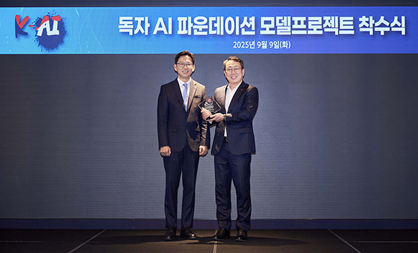 ▲지난 9일 서울 명동 르메르디앙 서울 호텔에서 열린 '독자 AI 파운데이션 모델 프로젝트 착수식'에서 배경훈 과학기술정보통신부장관(왼쪽)과 유영상 SK텔레콤 CEO가 기념촬영을 하고 있다./사진=SK텔레콤