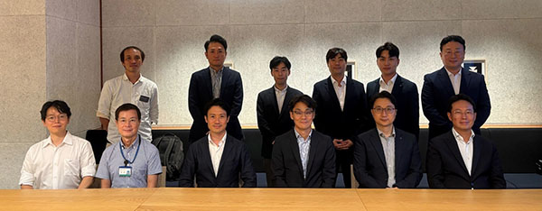 ▲차대산 케이뱅크 CTO(앞줄 왼쪽 네 번째)와 최재혁 케이뱅크 디지털자산TF장(뒷줄 왼쪽 네 번째)을 비롯한 ‘팍스프로젝트’ 관계자들이 지난 10일 도쿄에서 진행된 팍스프로젝트 종료 보고회에서 기념촬영을 하고 있다./사진=케이뱅크