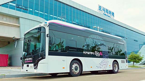 ▲LG유플러스가 부산 오시리아 관광지구에서 시민이 직접 이용할 수 있는 자율주행버스 서비스를 시작했다. 사진은 자율주행버스가 동해선 오시리아역을 지나가고 있는 모습./사진=LG유플러스
