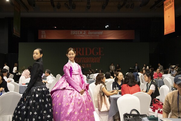 ▲ 17일 서울 강남구 무역센터점 10층 문화홀에서 열린 ‘브리지(Bridge)’ 토너먼트 대회에서 한복 모델이 포즈를 취하고 있다./사진=현대백화점