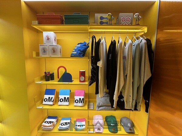 ▲MoMA 큐레이터들이 가져온 의류, 모자, 펜 등을 비롯한 굿즈들이 전시돼있다. 사진=김동건 슬롯 사이트 드림 기자
