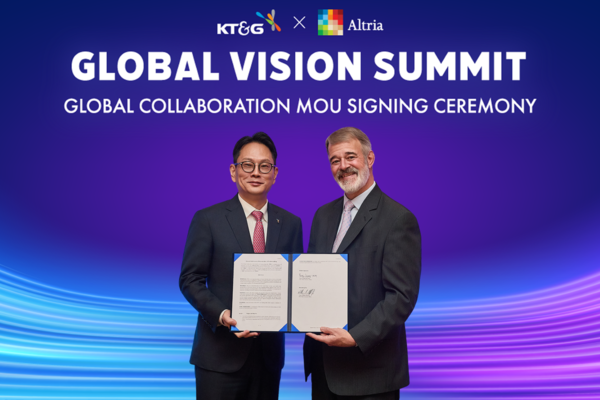 ▲방경만 KT&G 사장이 Altria의 Billy Gifford CEO와 글로벌 니코틴·비니코틴 시장에서의 전략적 협력 기반을 구축하는 포괄적 MOU에 서명하고 기념 사진을 촬영하는 모습./사진=KT&G