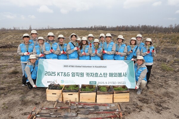 ▲KT&G 국내 임직원 봉사단 및 카자흐스탄 현지채용 직원 등 18명이 카자흐스탄 산불 복구 작업을 위해 묘목 식재 봉사 기념사진을 촬영하는 모습./사진=KT&G