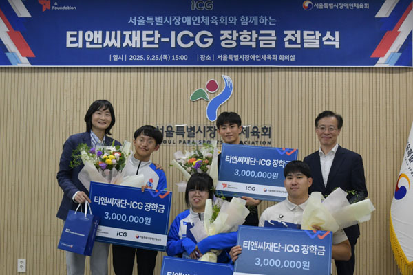 ▲장학생 및 나석권 티앤씨재단 이사장(뒷줄 오른쪽 첫번째), 정희영 서울특별시장애인 체육회 부회장(뒷줄 왼쪽 첫번째)이 장학금 전달식에서 기념촬영을 하고 있다./사진=티앤씨재단