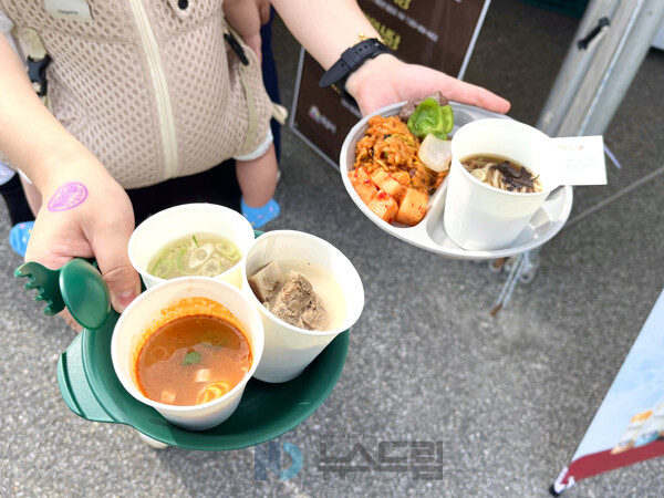 ▲ 대물림 맛집 시식에 참여한 시민의 접시. 사진=곽바다 슬롯 사이트 드림 기자