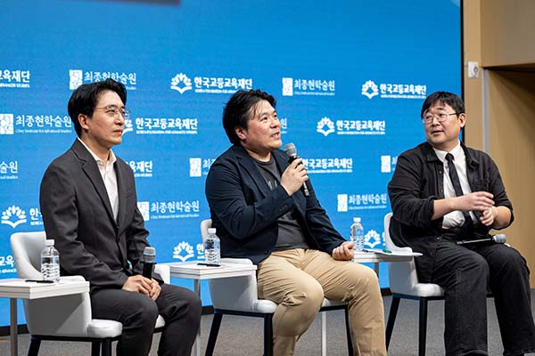 ▲지난 29일 강남구 한국고등교육재단 빌딩에서 열린 최종현학술원·한국고등교육재단 공동 주최 ‘과학+α 융합 토크’ 강연에서 참석자들이 토론을 하고 있다. (왼쪽부터)김영재 LG전자 HS연구센터 수석연구위원, 김주형 일리노이대 어바나-샴페인(UIUC) 교수, 곽재식 숭실사이버대 교수 겸 작가./사진= 최종현학술원