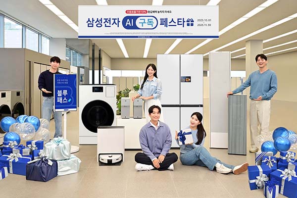 ▲삼성전자 모델이 삼성스토어 서초점에서 최신 가전 제품을 부담없이 구독할 수 있는 'AI 구독 페스타'를 소개하고 있다./사진=삼성전자