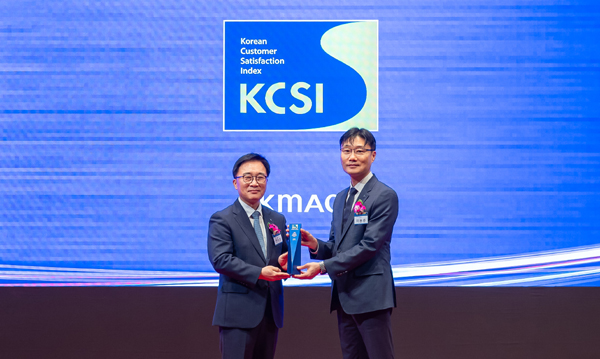 ▲30일 서울 중구 신라호텔에서 진행된 2025 한국산업의 고객만족도(KCSI) 시상식에서 이용준 코웨이 고객품질본부장(오른쪽)과 한수희 한국능률협회컨설팅 대표이사가 기념촬영을 하고 있다./사진=코웨이