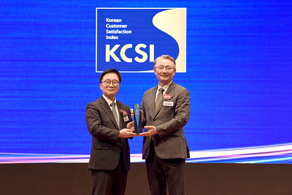 ▲쿠쿠가 ‘한국산업의고객만족도(KCSI)’ 전기레인지 부문 2년 연속 1위를 달성했다. 사진은 허재영 쿠쿠 마케팅본부 전무(오른쪽)가 한수희 한국능률협회컨설팅 대표이사와 기념촬영을 하는 모습./사진=쿠쿠