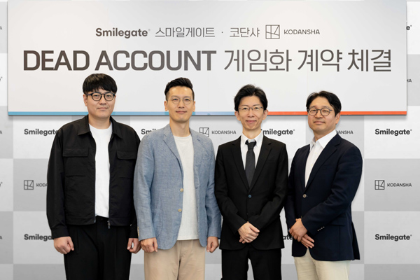 ▲스마일게이트가 일본 출판사 코단샤와 만화 ‘데드 어카운트’의 게임화를 위한 라이선스 계약을 체결했다. (왼쪽부터) 이안게임즈 조경주, 박영재 공동대표, 코단샤 후루카와 신 부장, 스마일게이트 홀딩스 메가포트 부문 백영훈 대표./사진=스마일게이트