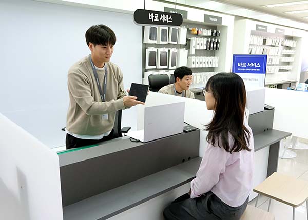 ▲삼성스토어 상도점에서 삼성전자피망 슬롯 엔지니어가 '바로 서비스'를 제공하는 모습./사진=삼성전자서비스