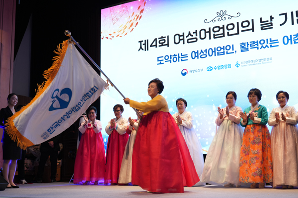 ▲제4회 슬롯 머신 사이트어업인의 날을 맞아 수협중앙회 본사 독도홀에서 열린 기념식에서 김향숙 한국슬롯 머신 사이트어업인연합회장이 슬롯 머신 사이트어업인 깃발을 흔들고 있다./사진=수협중앙회