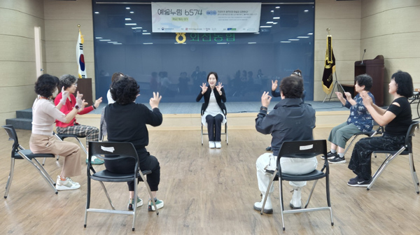 ▲농업인들이 경기 양주 회천농협에서 문화예술 프로그램(무용)을 경험하고 있다./사진=농협중앙회