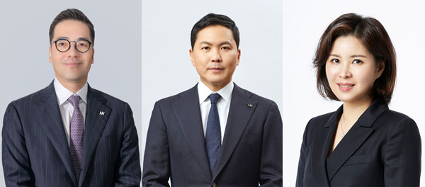 ▲(왼쪽부터) 이승화 신임 5 드래곤 슬롯이사, 윤상현 콜마그룹 부회장, 윤여원 콜마비앤에이치 5 드래곤 슬롯이사./사진=콜마홀딩스