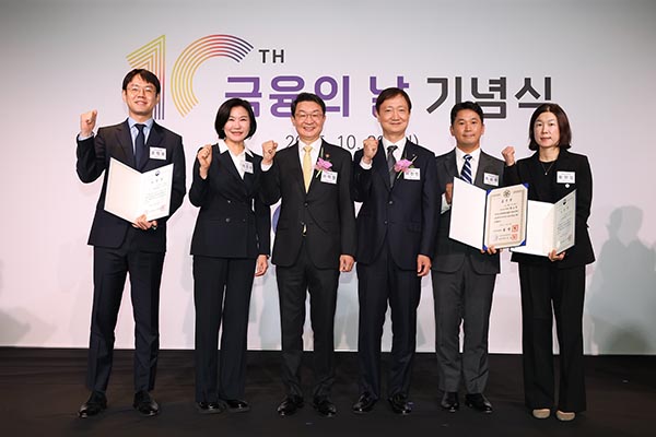 ▲토스뱅크가 28일 서울 영등포구 한국경제인협회 본부에서 열린 ‘제10회 금융의 날’ 기념식에서 총 2개 부문, 3개 영역에서 수상했다. (왼쪽부터)조원형 전세대출스쿼드 리더, 이은미 토스뱅크 대표, 이억원 금융위원장, 이찬진 금융감독원장, 최승락 금융소비자보호총괄책임자, 황현정 고객자산총괄책임자./사진=토스뱅크