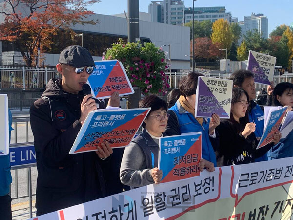 ▲ 11일 대통령집무실 앞에서 구교현 라이더유니온 위원장이 발언하고 있다. 사진=전국대리운전노동조합