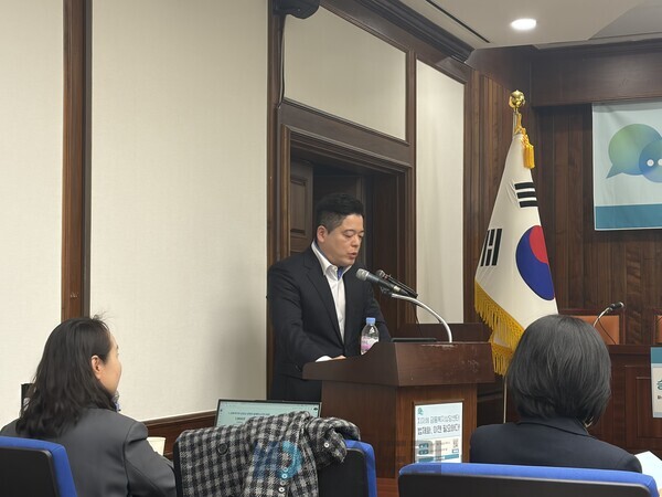 ▲오문준 서울시복지재단 정책연구센터 연구위원이 14일 서울 국회도서관에서 열린 '지자체 금융복지상담센터 법제화, 이젠 필요하다!' 토론회에서 발표하고 있다. 사진=김동건 뉴스드림 기자