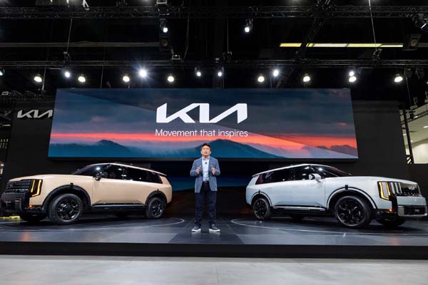 ▲신형 텔루라이드에 대해 설명하고 있는 기아 북미권역본부장 윤승규 부사장. 왼쪽 차량은 신형 텔루라이드 오프로드 특화 모델 X-Pro, 오른쪽 차량은 신형 텔루라이드 하이브리드./사진=기아