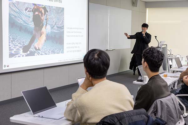 ▲최근 진행한 AI 교육에 참가한 협력사 직원들의 학습 모습./사진=KT