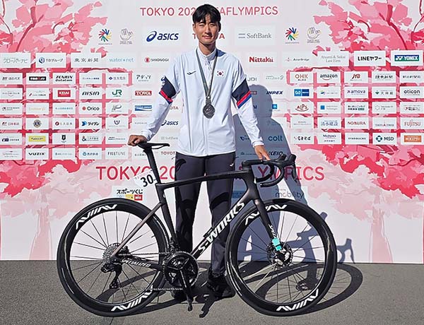 ▲2025 도쿄 데플림픽 사이클 남자 30㎞ 포인트레이스에서 은메달을 획득한 CJ대한통운 장애인스포츠단 소속 고병욱 선수가 기념촬영을 하고 있다./사진=CJ대한통운