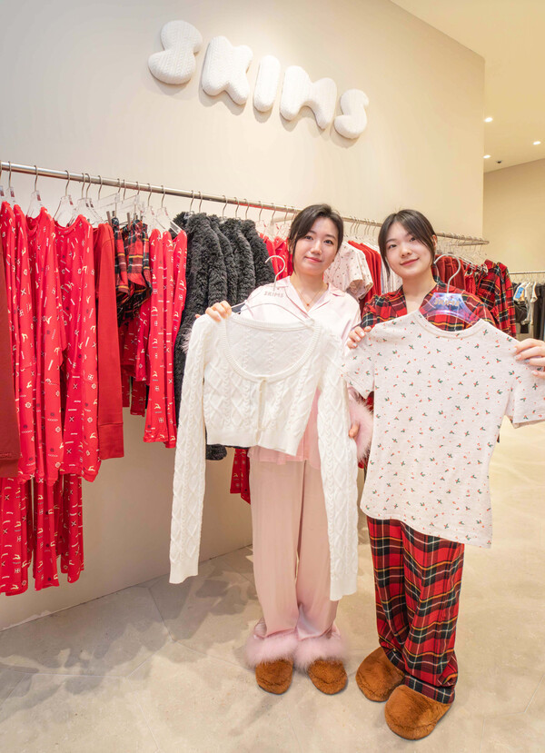 ▲26일 오전, 서울시 영등포구 여의도동에 위치한 더현대 서울 2층 스킴스 팝업스토어에서 직원들이 상품을 소개하고 있는 모습./사진=현대백화점그룹