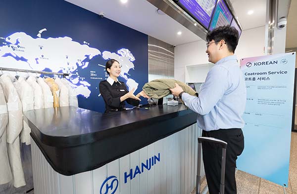 ▲대한항공이 오는 12월 1일부터 내년 2월 28일까지 3개월간 승객의 겨울 외투를 무료로 보관해주는 ‘코트룸 서비스’를 재개한다./사진=대한항공