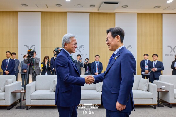 ▲젠슨 황 엔비디아 CEO가 지난달 31일 이재명 대통령을 접견하고 있다. 사진=청와대