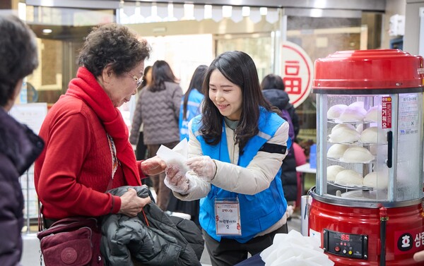 ▲11일 서울 서초구 양재노인종합복지관에서 상미당홀딩스 해피봉사단이 설 명절을 맞아 관내 어르신들에게 호빵을 나누고 있다./사진=상미당홀딩스